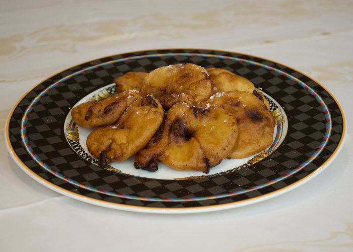 Assiette de beignets de carnaval aux pommes