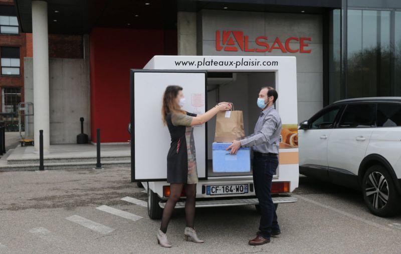 Livraison de panier-repas à la rédaction du journal
